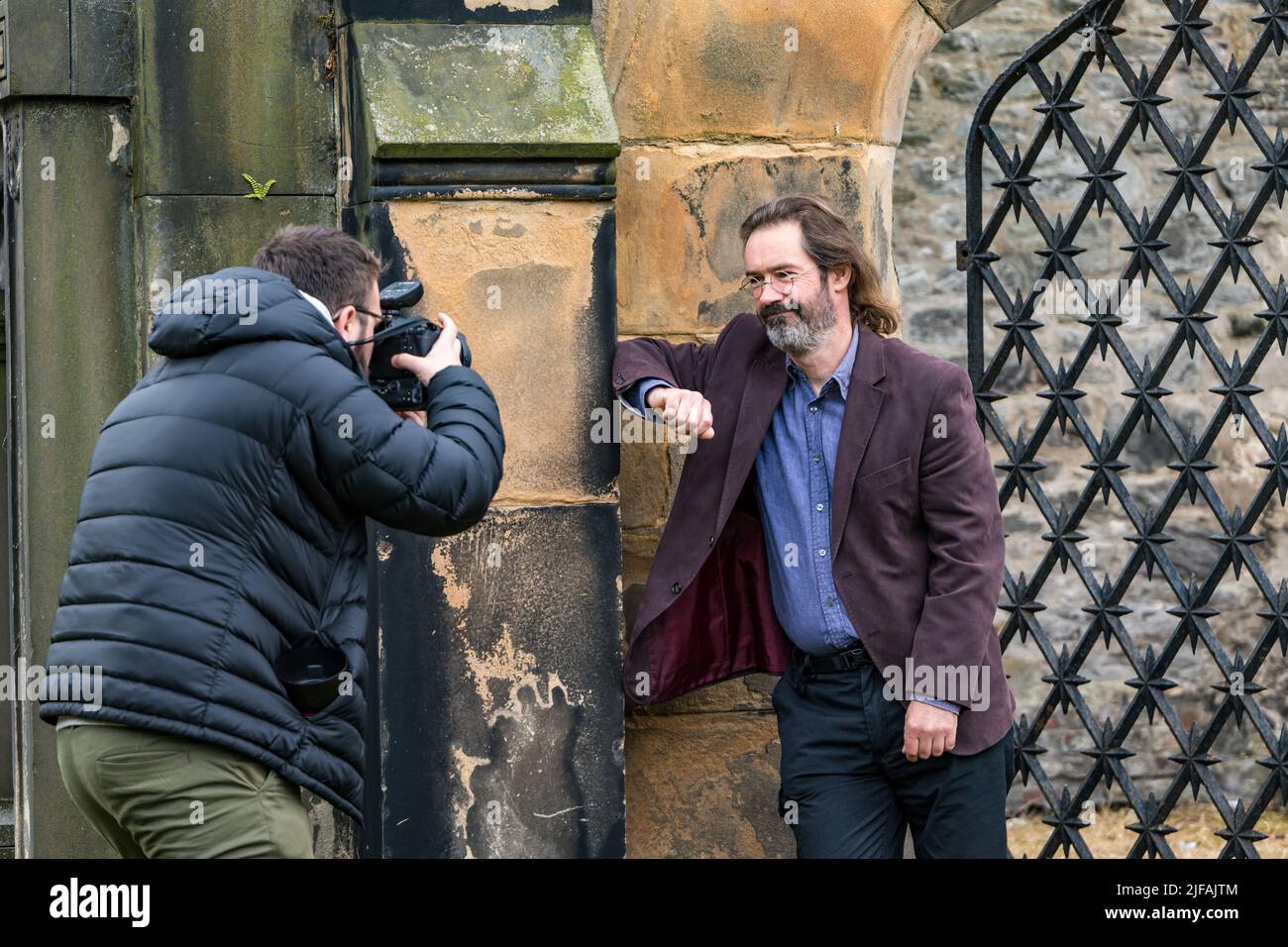 Der schottische Kriminalschriftsteller James Oswald auf dem Friedhof der South Leith Parish Church posiert für eine Fotografie eines Fotografen, Edinburgh, Schottland, Großbritannien Stockfoto