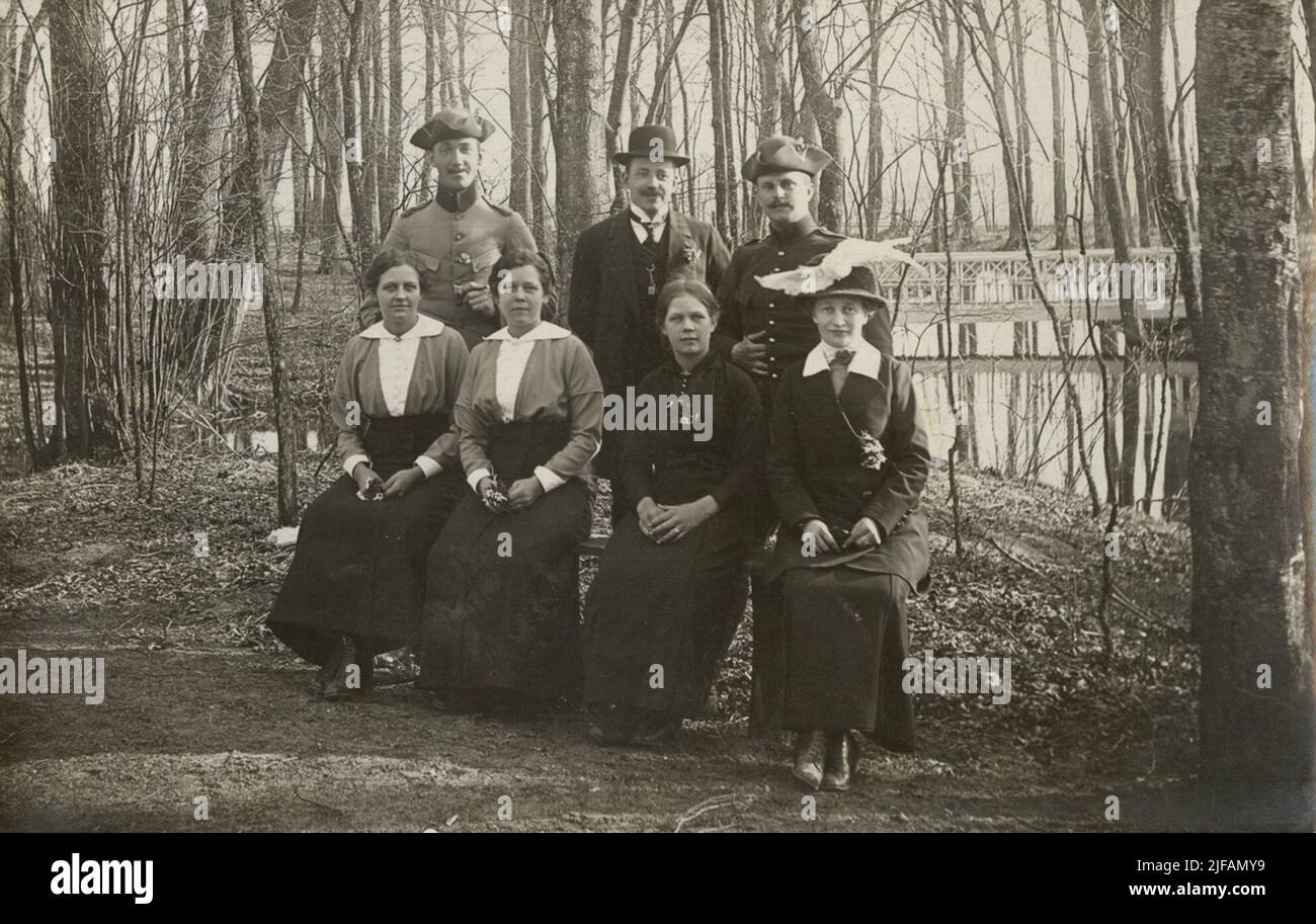 Gruppenbild mit zwei Soldaten, vier Zivilfrauen und einem Mann. Stockfoto