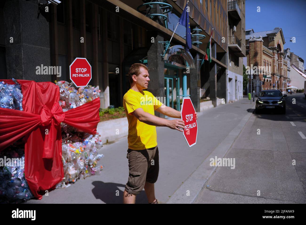 Budapest, Ungarn, 01.. Juli 2022,Ein Greenpeace-Aktivist hält ein Schild vor dem Ministerium für Technologie und Industrie, Balint Szentgallay / Alamy Live News Stockfoto