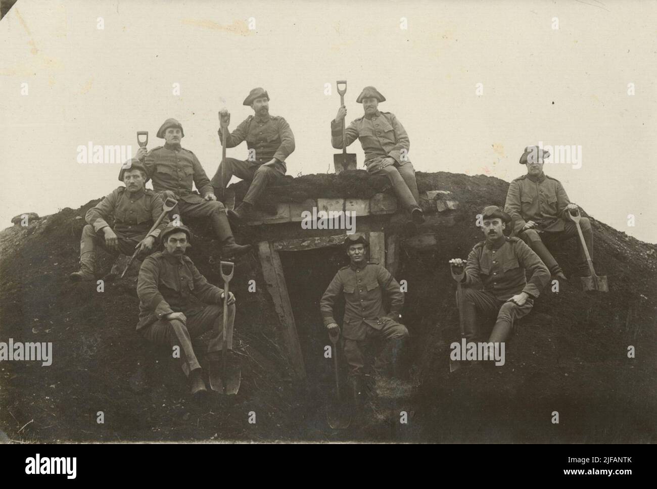 Das Gruppenbild der Soldaten aus der Position des Artillerieregiments A 9 bei der Schützenwache. Stockfoto