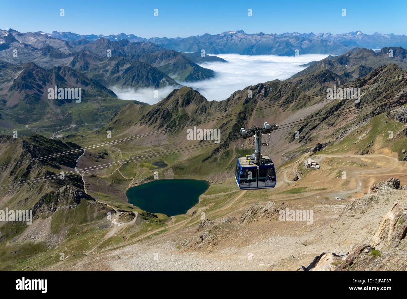 Luftlandschaft der Pyrenäen im Sommer mit der Seilbahn des Pic du Midi de Bigorre, Frankreich Stockfoto