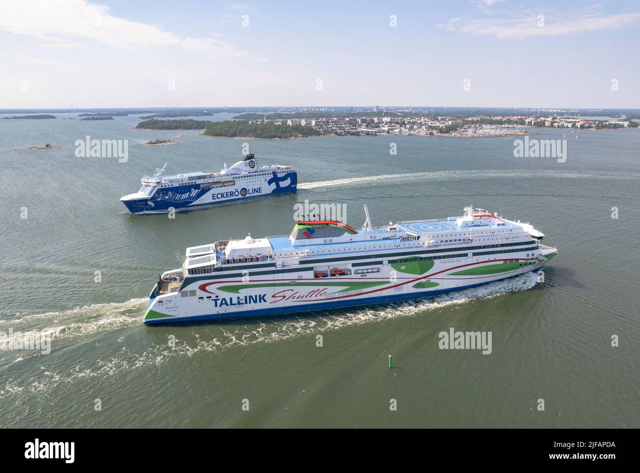 Die Fähren der Linien Tallink und Eckerö treffen sich auf dem Weg von und nach Tallinn, Estland Stockfoto