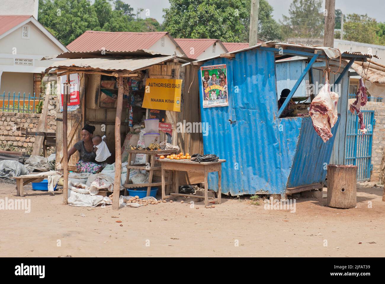 'Maama Kitaka', Metzger und Lebensmittelgeschäft in Mubende, Uganda. Stockfoto