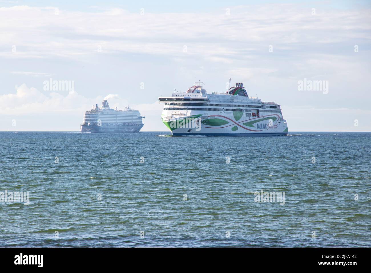 Fähren, die in der Ostsee übereinander fahren Stockfoto