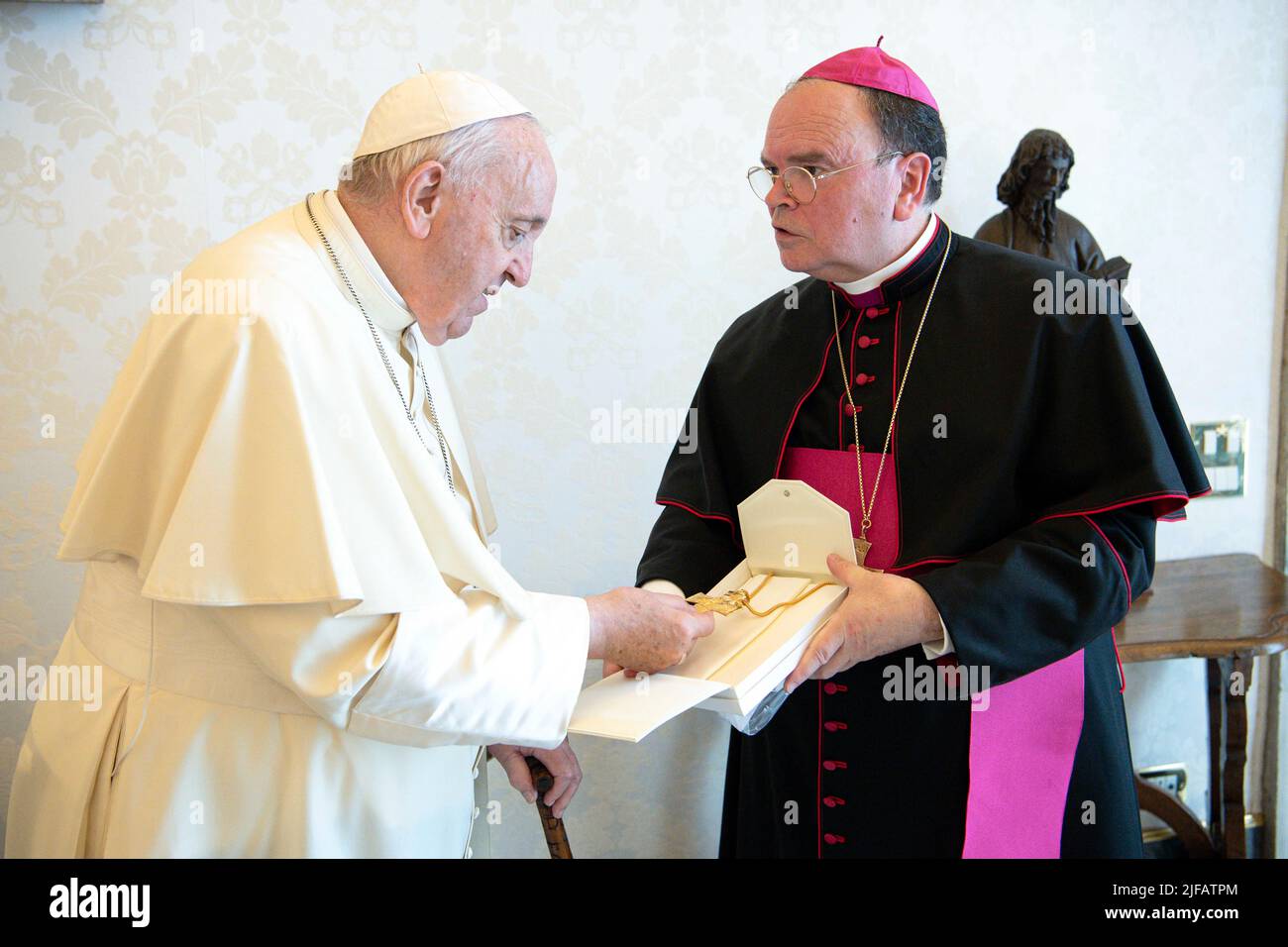 Vatikan, Vatikan. 01.. Juli 2022. Italien, Rom, Vatikan, 2022/07/1 Papst Franziskus empfing in Audienz S.E. Mons. Bertram Johannes Meier, Bischof von Augsburg (Bundesrepublik Deutschland) beim Vatikan Foto von Vatican Mediia/Catholic Press Photo. BESCHRÄNKT AUF REDAKTIONELLE VERWENDUNG - KEIN MARKETING - KEINE WERBEKAMPAGNEN. Kredit: Unabhängige Fotoagentur/Alamy Live Nachrichten Stockfoto