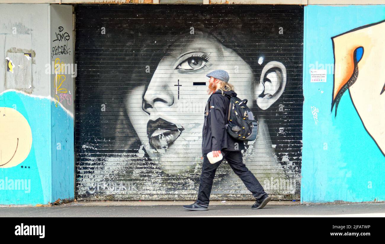 Glasgow, Schottland, Großbritannien, Juli 1. 2022. Wetter in Großbritannien: Bei Sonnenschein in der Stadt ging das Leben in Grenzen, und die Dystopie zeigte sich im Benehmen der Einheimischen, als Touristen die Stadt überfluteten. Graffiti regiert, wie es mit den professionellen Wandgemälden um die Aufmerksamkeit der Populi des ersteren mehr politisch als ästhetisch konkurriert. Credit Gerard Ferry/Alamy Live News Stockfoto