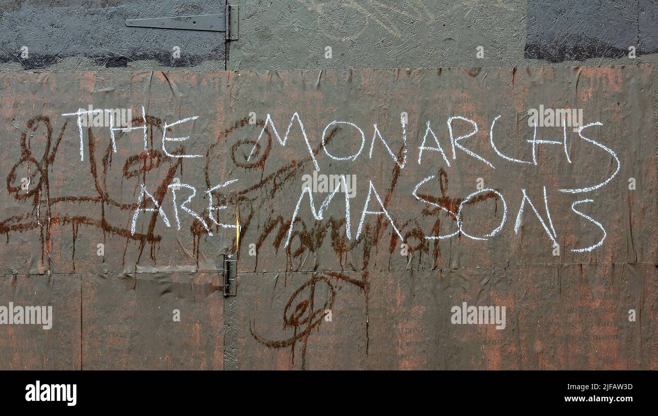 Glasgow, Schottland, Großbritannien, Juli 1. 2022. Wetter in Großbritannien: Bei Sonnenschein in der Stadt ging das Leben in Grenzen, und die Dystopie zeigte sich im Benehmen der Einheimischen, als Touristen die Stadt überfluteten. Graffiti regiert, wie es mit den professionellen Wandgemälden um die Aufmerksamkeit der Populi des ersteren mehr politisch als ästhetisch konkurriert. Credit Gerard Ferry/Alamy Live News Stockfoto