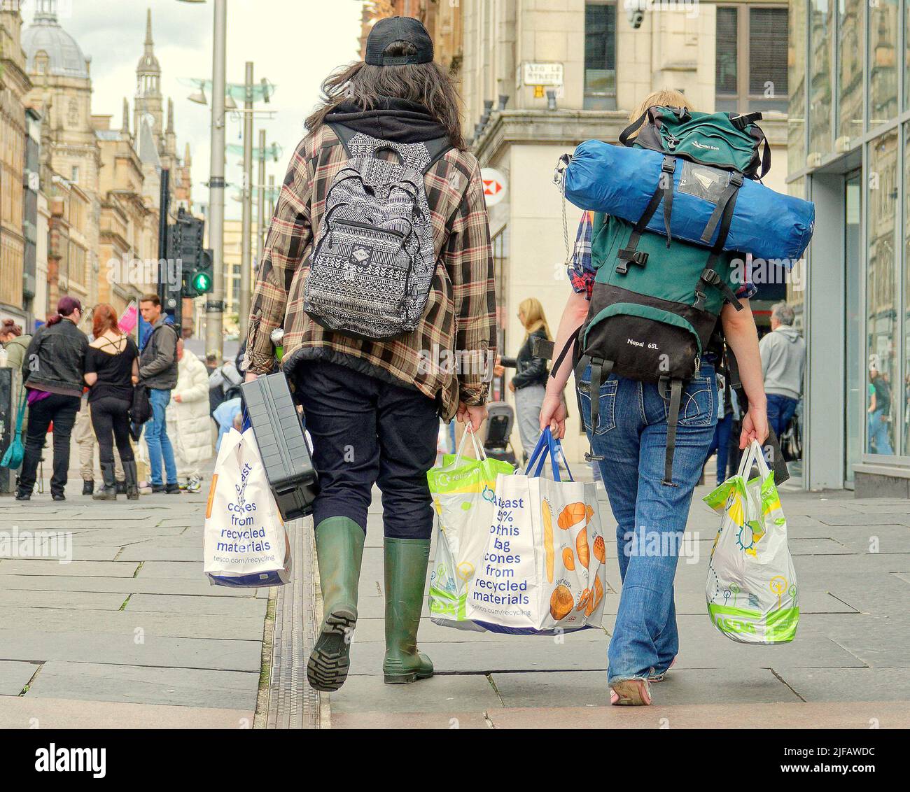 Glasgow, Schottland, Großbritannien, Juli 1. 2022. Wetter in Großbritannien: Bei Sonnenschein in der Stadt ging das Leben in Grenzen, und die Dystopie zeigte sich im Benehmen der Einheimischen, als Touristen die Stadt überfluteten. Graffiti regiert, wie es mit den professionellen Wandgemälden um die Aufmerksamkeit der Populi des ersteren mehr politisch als ästhetisch konkurriert. Credit Gerard Ferry/Alamy Live News Stockfoto