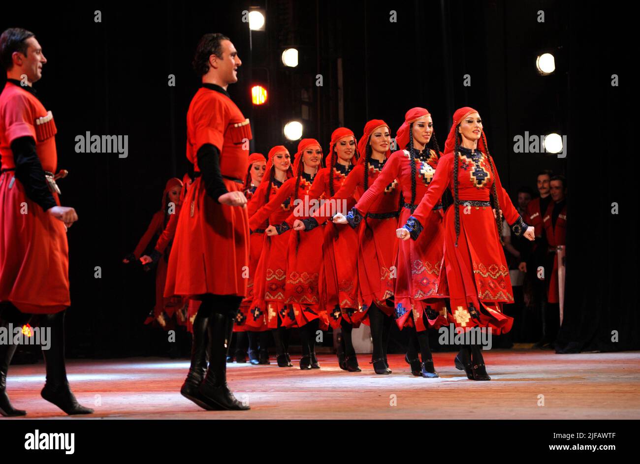 Tänzer des berühmten georgischen Tanzensembles Rustavi treten auf der Bühne auf. 18. März 2017. Kiew, Ukraine Stockfoto