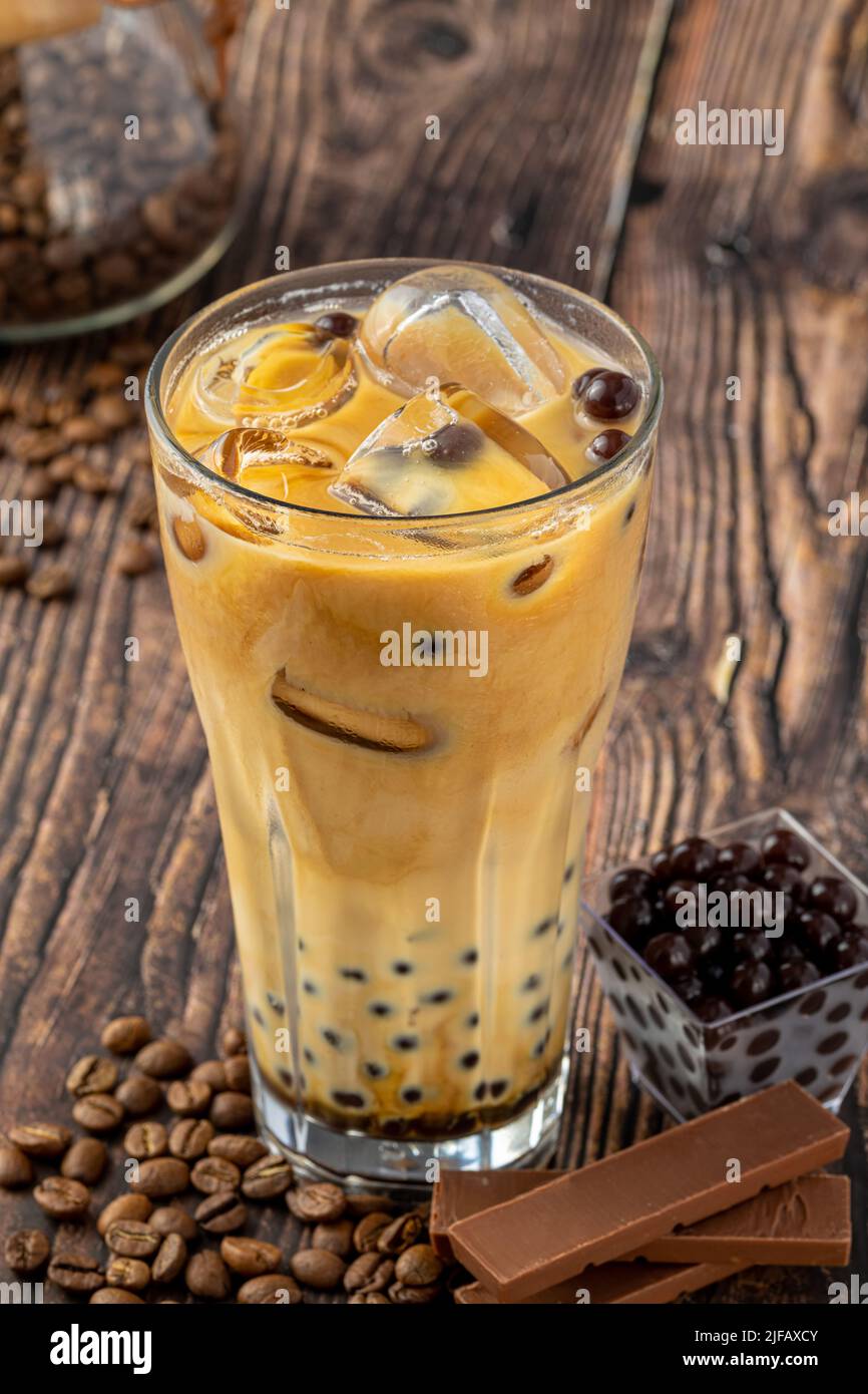 Bubble Tee mit Kaffee und Schokolade in Glas Tasse auf dunklem Hintergrund. Stockfoto