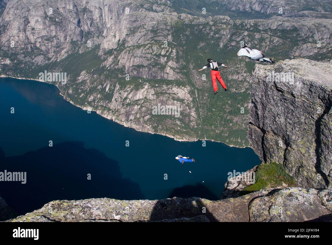 Fallschirmspringen von Kjaerag im Lysefjord aus, beginnend auf 1000 Meter über dem Meeresspiegel, und endet direkt in den Fjord. Stockfoto