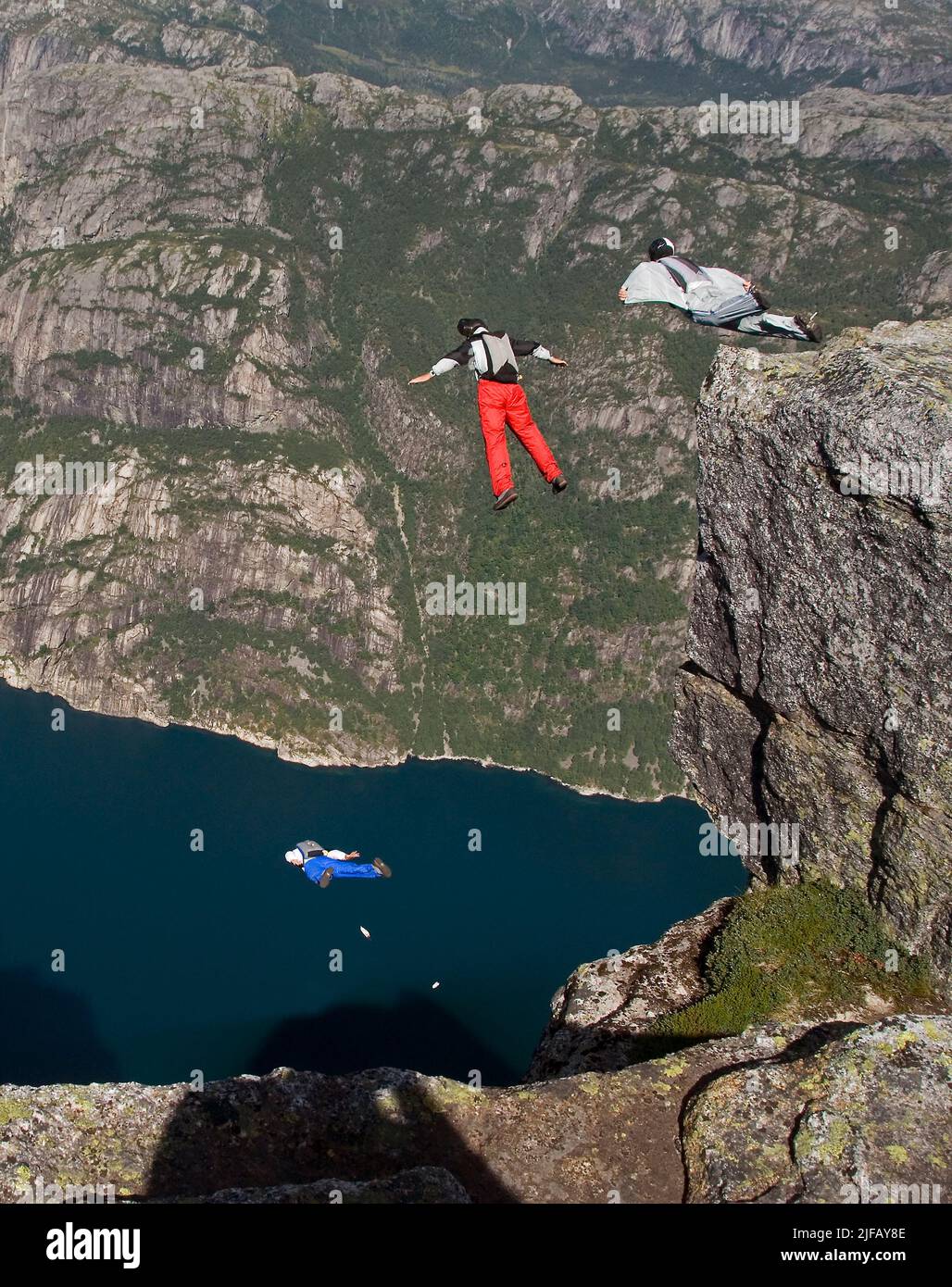 Fallschirmspringen von Kjaerag im Lysefjord aus, beginnend auf 1000 Meter über dem Meeresspiegel, und endet direkt in den Fjord. Stockfoto