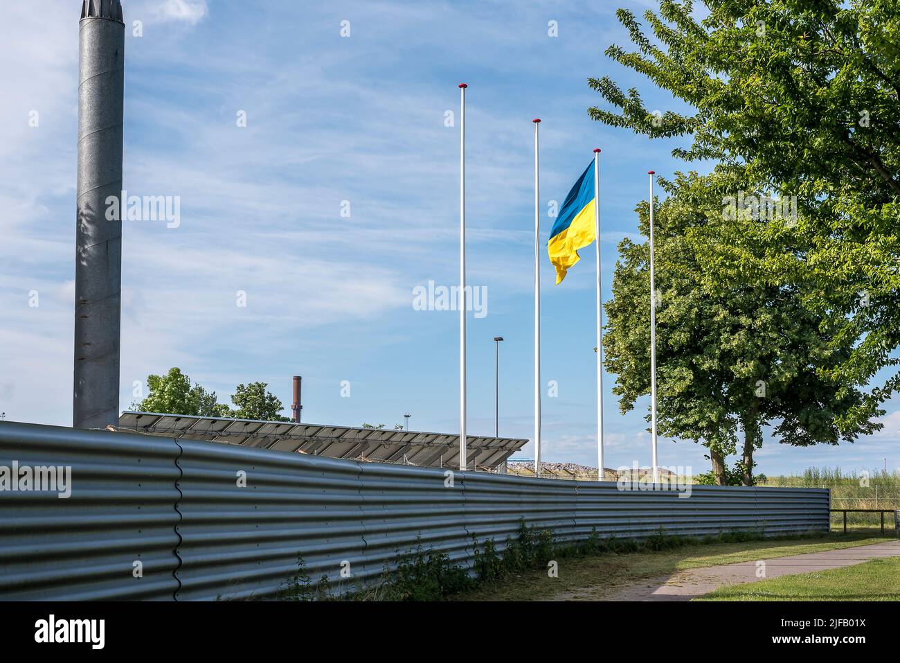 Der russische Oligarch Vladimir Lisin hisst die ukrainische Flagge über seinem Stahlwerk in Frederiksværk, Dänemark, 28. Juni 2022 Stockfoto