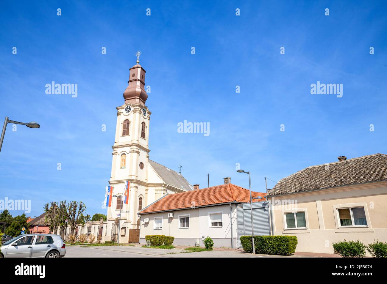 Bild der Sveti Nikola Straße von Stari Banovci auf der Hauptstraße des Dorfes. Stari Banovci (serbisch-kyrillisch: Стари Бановци) ist ein Vorort Stockfoto