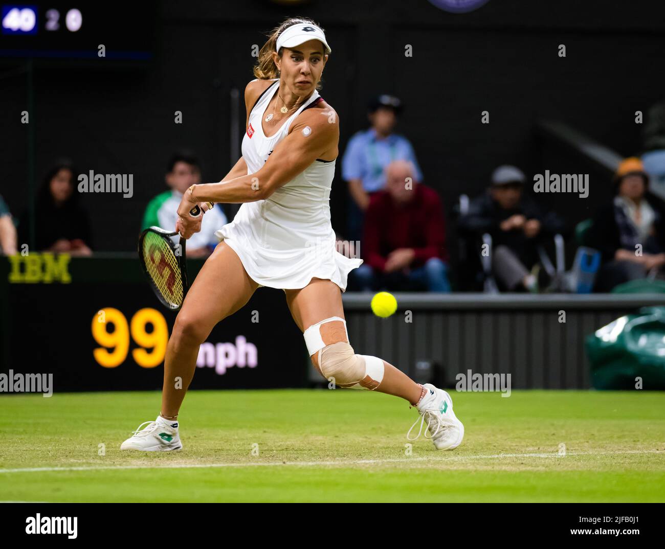 Mihaela Buzarnescu aus Rumänien im Einsatz gegen Coco Gauff aus den Vereinigten Staaten während der zweiten Runde der Wimbledon Championships 2022, Grand Slam Tennisturnier am 30. Juni 2022 im All England Lawn Tennis Club in Wimbledon bei London, England - Foto: Rob Prange/DPPI/LiveMedia Stockfoto