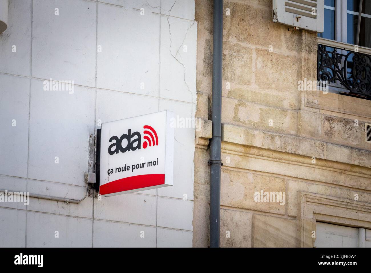 Bild des Zeichens von Ada location Autovermietung auf ihrer Agentur in  Bordeaux, Frankreich. Ada ist eine französische Autovermietung, eine  Tochtergesellschaft der Rousselet Stockfotografie - Alamy