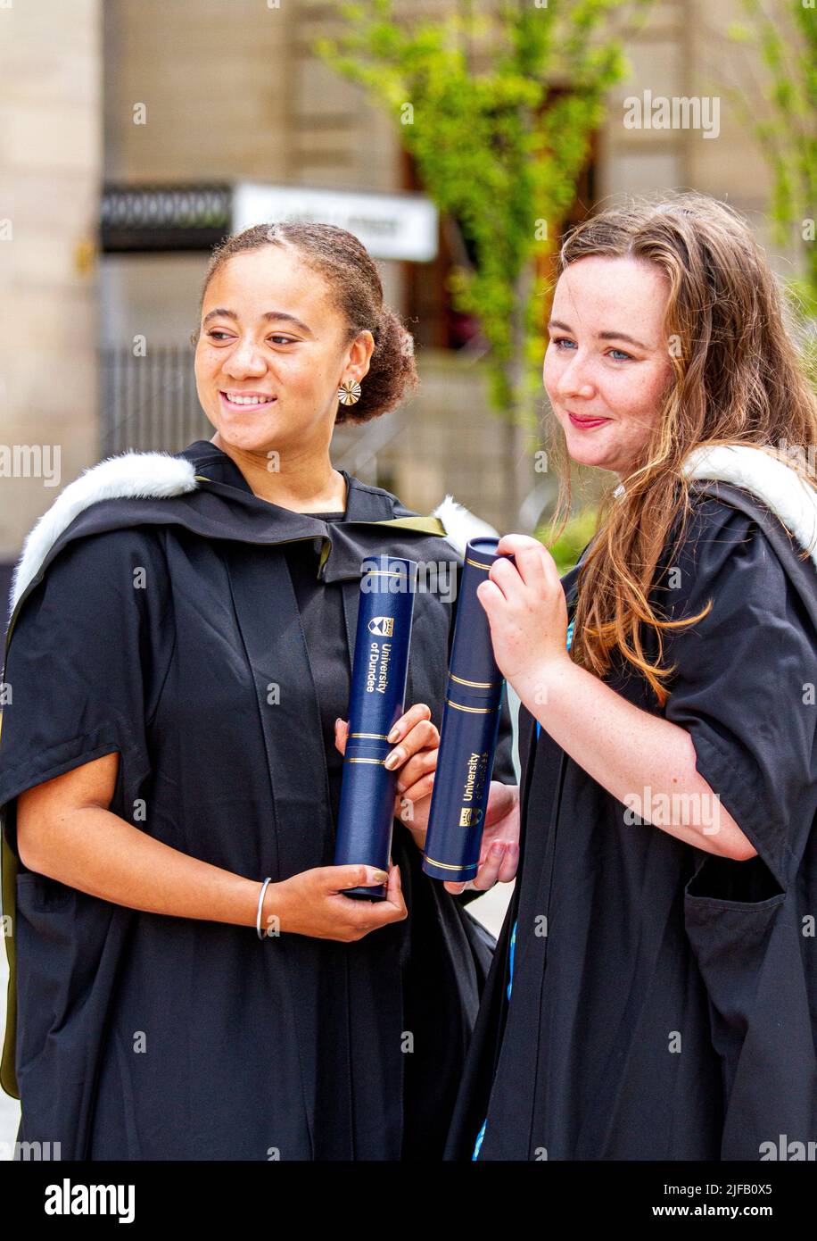 Dundee, Tayside, Schottland, Großbritannien. 1.. Juli 2022. Dundee-Graduierungen: Am letzten Tag der Universitätsgraduierungen übertrafen die Temperaturen im Nordosten Schottlands aufgrund der strahlend warmen Sommersonne 20 Grad Celsius. Fröhliche Absolventen der Dundee University und ihre Familien versammeln sich auf dem Dundee City Square und vor der Caird Hall, um ihre verspäteten Erfolge zu feiern. Da Schottland zwei Jahre lang unter der Sperre des Coronavirus stand, finden nun diese Abschlussfeiern statt. Kredit: Dundee Photographics/Alamy Live Nachrichten Stockfoto