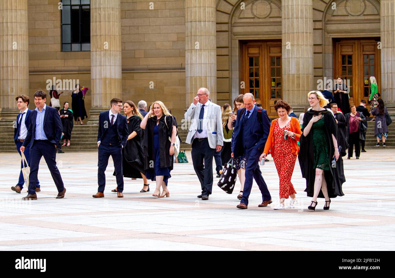 Dundee, Tayside, Schottland, Großbritannien. 1.. Juli 2022. Dundee-Graduierungen: Am letzten Tag der Universitätsgraduierungen übertrafen die Temperaturen im Nordosten Schottlands aufgrund der strahlend warmen Sommersonne 20 Grad Celsius. Fröhliche Absolventen der Dundee University und ihre Familien versammeln sich auf dem Dundee City Square und vor der Caird Hall, um ihre verspäteten Erfolge zu feiern. Da Schottland zwei Jahre lang unter der Sperre des Coronavirus stand, finden nun diese Abschlussfeiern statt. Kredit: Dundee Photographics/Alamy Live Nachrichten Stockfoto