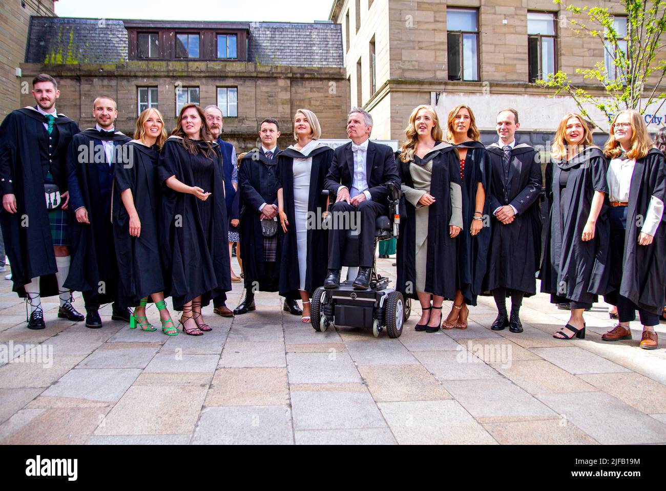 Dundee, Tayside, Schottland, Großbritannien. 1.. Juli 2022. Dundee-Graduierungen: Am letzten Tag der Universitätsgraduierungen übertrafen die Temperaturen im Nordosten Schottlands aufgrund der strahlend warmen Sommersonne 20 Grad Celsius. Fröhliche Absolventen der Dundee University und ihre Familien versammeln sich auf dem Dundee City Square und vor der Caird Hall, um ihre verspäteten Erfolge zu feiern. Da Schottland zwei Jahre lang unter der Sperre des Coronavirus stand, finden nun diese Abschlussfeiern statt. Kredit: Dundee Photographics/Alamy Live Nachrichten Stockfoto