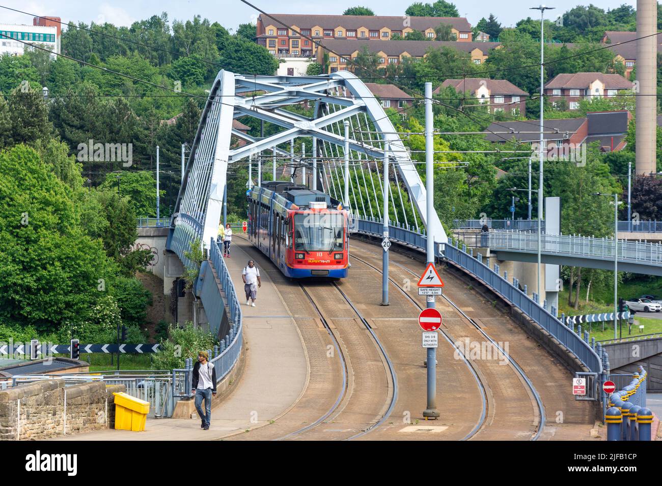 Sheffield Supertram über die Park Square Bridge, Sheffield, South Yorkshire, England, Großbritannien Stockfoto