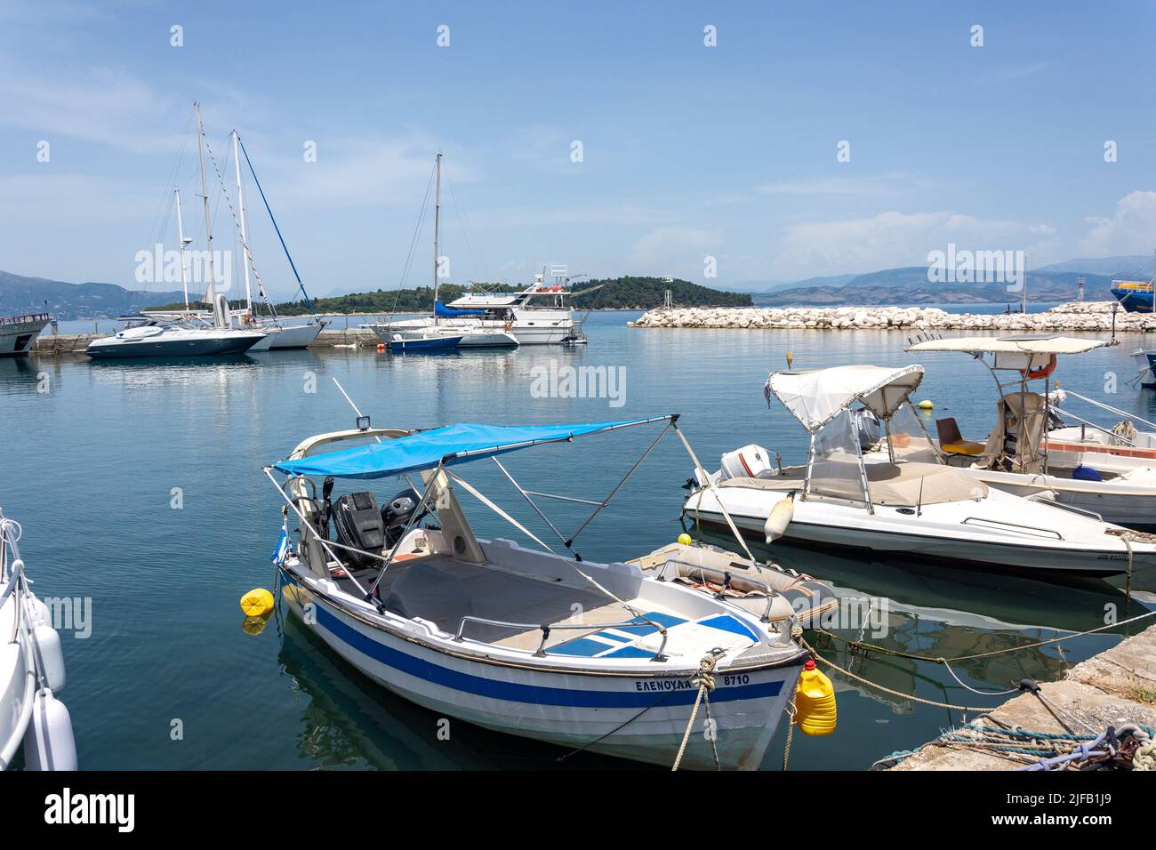 Fischerboote im Hafen, Altstadt von Korfu, Korfu (Kerkyra), Ionische Inseln, Griechenland Stockfoto