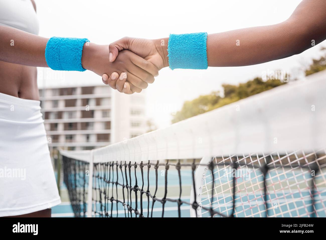 Nahaufnahme der Hände der Tennisspieler, die auf dem Platz grüßen. Hände eines Tennisspielers begrüßen einen Gegner. afroamerikanische Profi-Tennisspieler Stockfoto