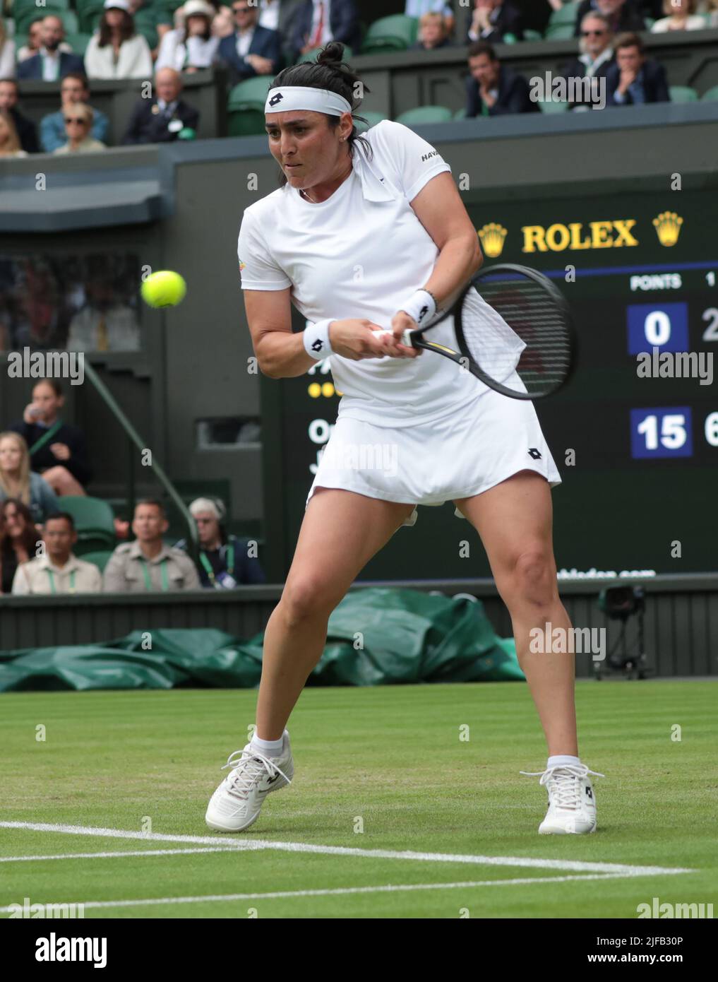 London, Großbritannien. 01.. Juli 2022. Die Tunesierin Jabeur in ihrem dritten Spiel gegen die französische Diane Parry am fünften Tag der Wimbledon-Meisterschaften 2022 in London am Freitag, den 01. Juli 2022. Jabeur gewann das Spiel 6-2, 6-3. Foto von Hugo Philpott/UPI Credit: UPI/Alamy Live News Stockfoto