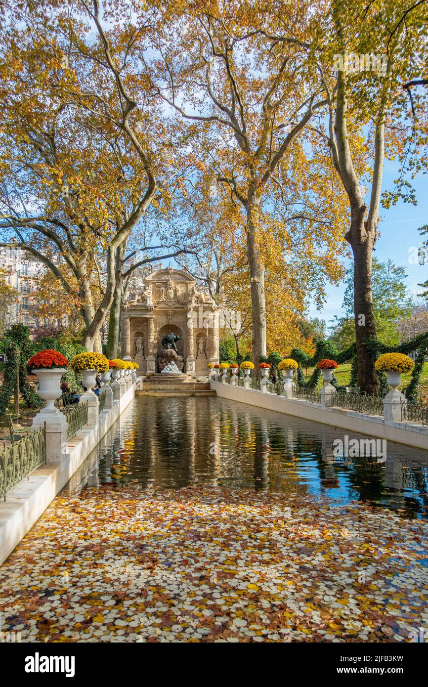 Frankreich, Paris, Jardin du Luxembourg, der Medici-Brunnen im Herbst Stockfoto