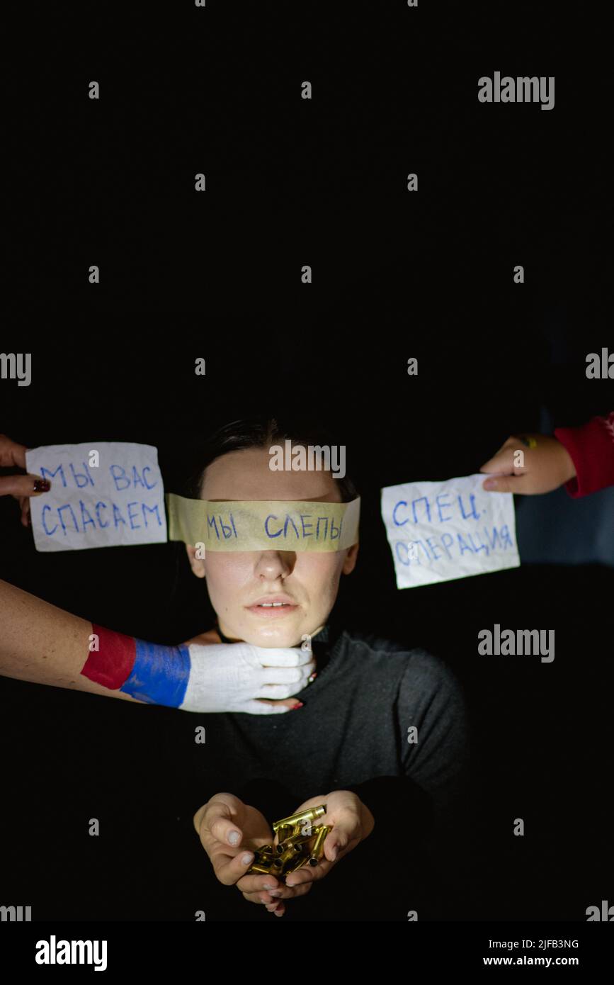 Krieg in der Ukraine 2022. Schwarz-Weiß-Foto einer Ukrainerin mit von Russland erwürgten Kugeln auf schwarzem, isolierten Hintergrund. Die Russen sind blind, spezielle Operation, wir retten Sie Stockfoto