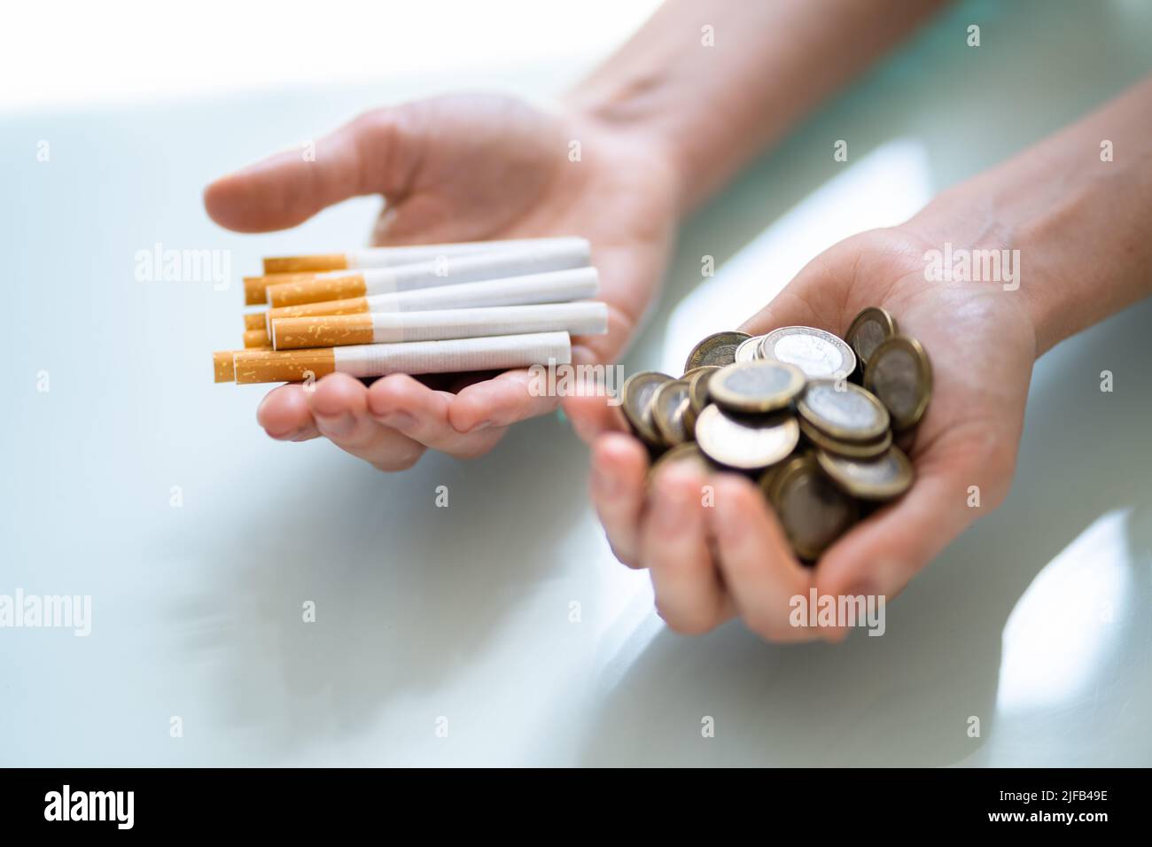 Zigarettenrauch Kosten Und Budget Geldverlust Mit Tabak Sucht Stockfoto