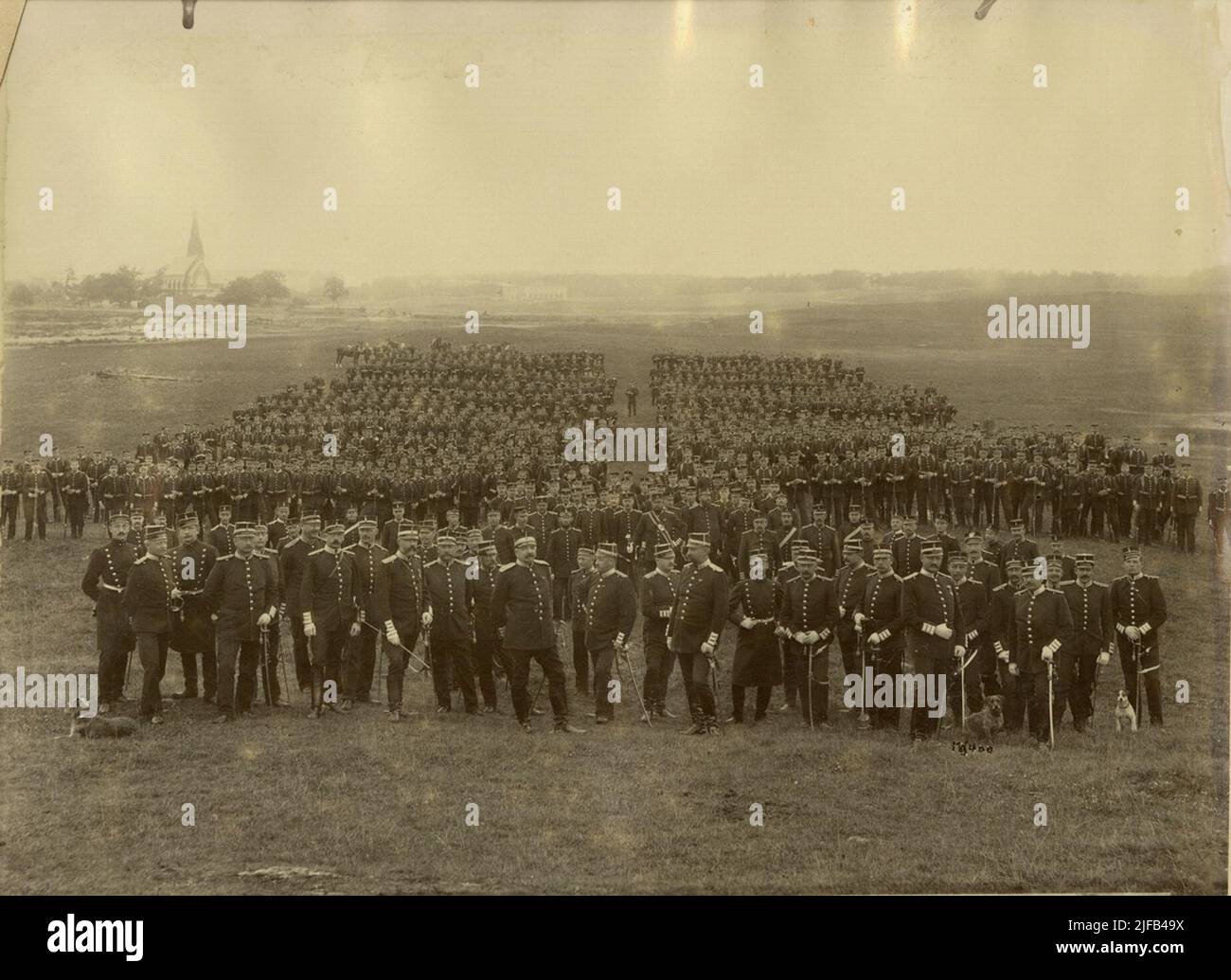 Gruppenportrait von Svea Livgarde 1 in Ladugårdsgärde, im Hintergrund Gustav-Adolf-Kirche um 1900. Stockfoto