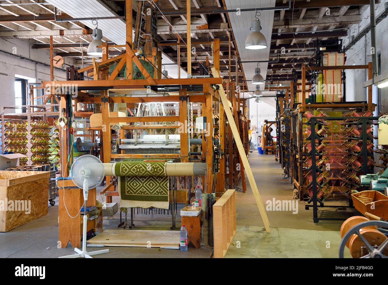 Frankreich, Var, Presqu'ile de Saint Tropez, Cogolin, die Manufaktur Cogolin stellt seit 1924 Teppiche her, die meisten von ihnen sind auf Jacquard-Webstühlen aus dem 19.. Jahrhundert lang gewebt Stockfoto