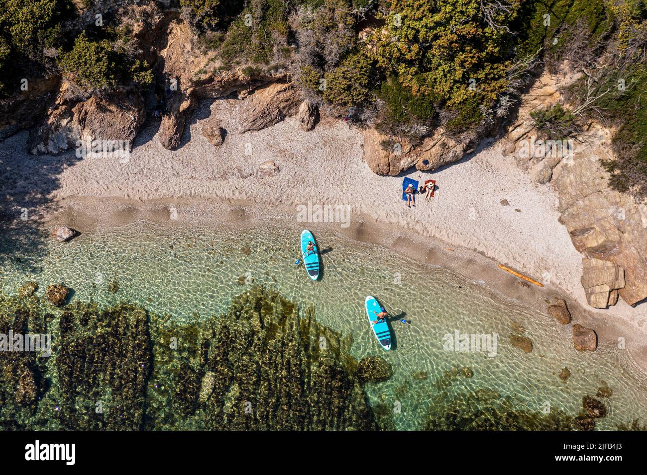 Frankreich, Var, Six Fours les Plages, Ile des Embiez, Coucoussa Beach,  Freestyle-Windsurf-Champion Adrien Bosson auf einem Paddle-Boarding-Ausflug  (Luftaufnahme Stockfotografie - Alamy