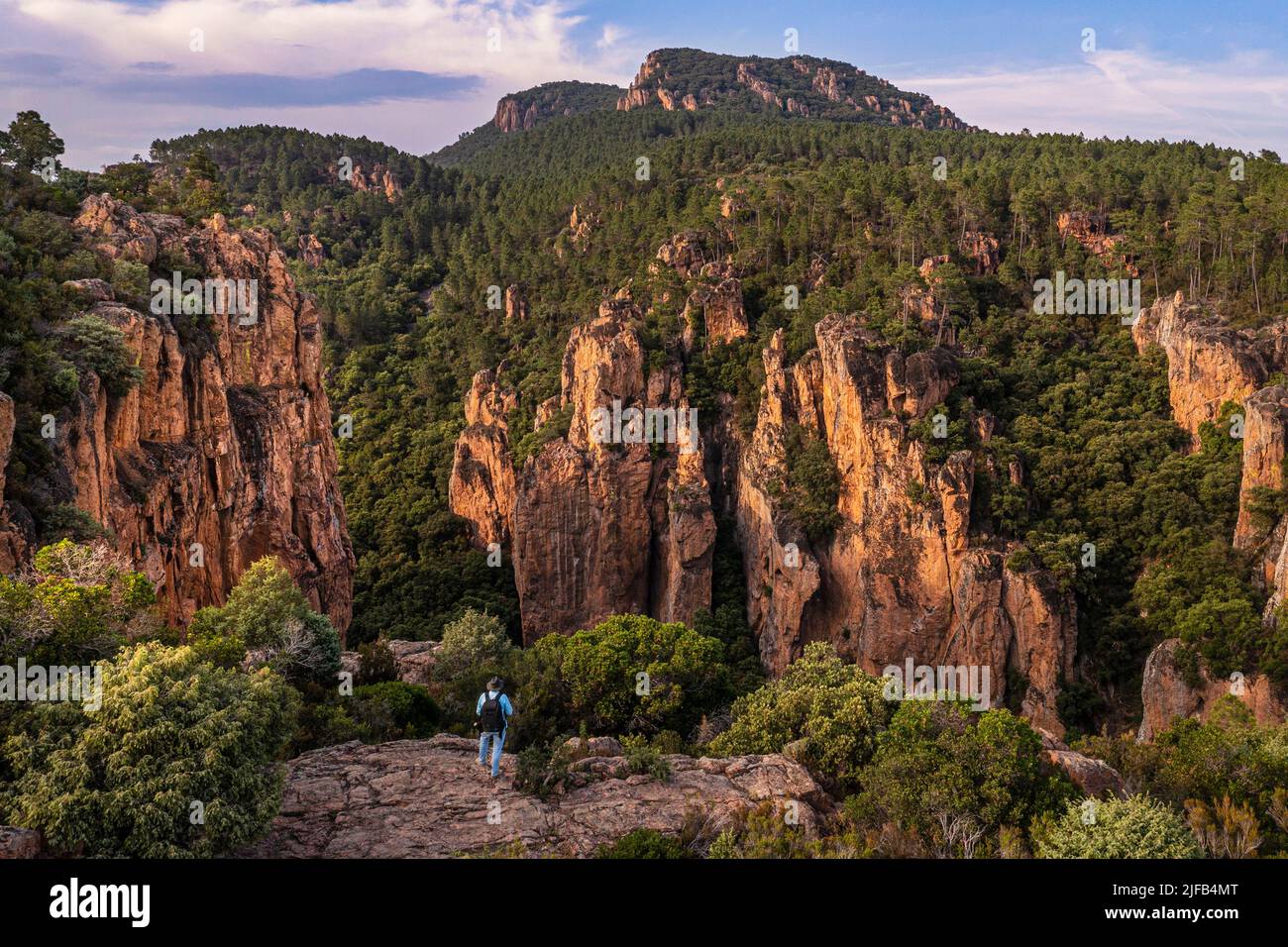 Frankreich, Var, zwischen Bagnols en Foret und Roquebrune sur Argens, Wanderer am Eingang der Gorges du Blavet (Luftaufnahme) Stockfoto