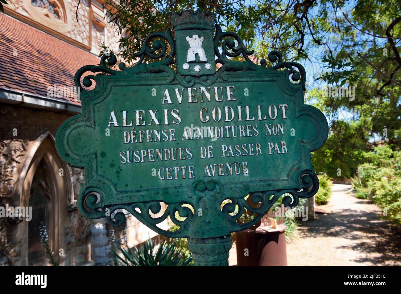 Frankreich, Var, Hyeres, Straßenschild aus dem späten 19. Jahrhundert und der anglikanischen Kirche im Hintergrund Stockfoto