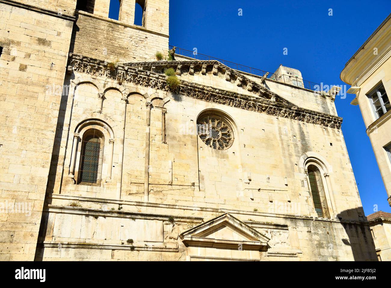 Frankreich, Gard, Nimes, Detail der Fassade von Notre-Dame et Kathedrale St. Castor, Sculptured Fries Stockfoto