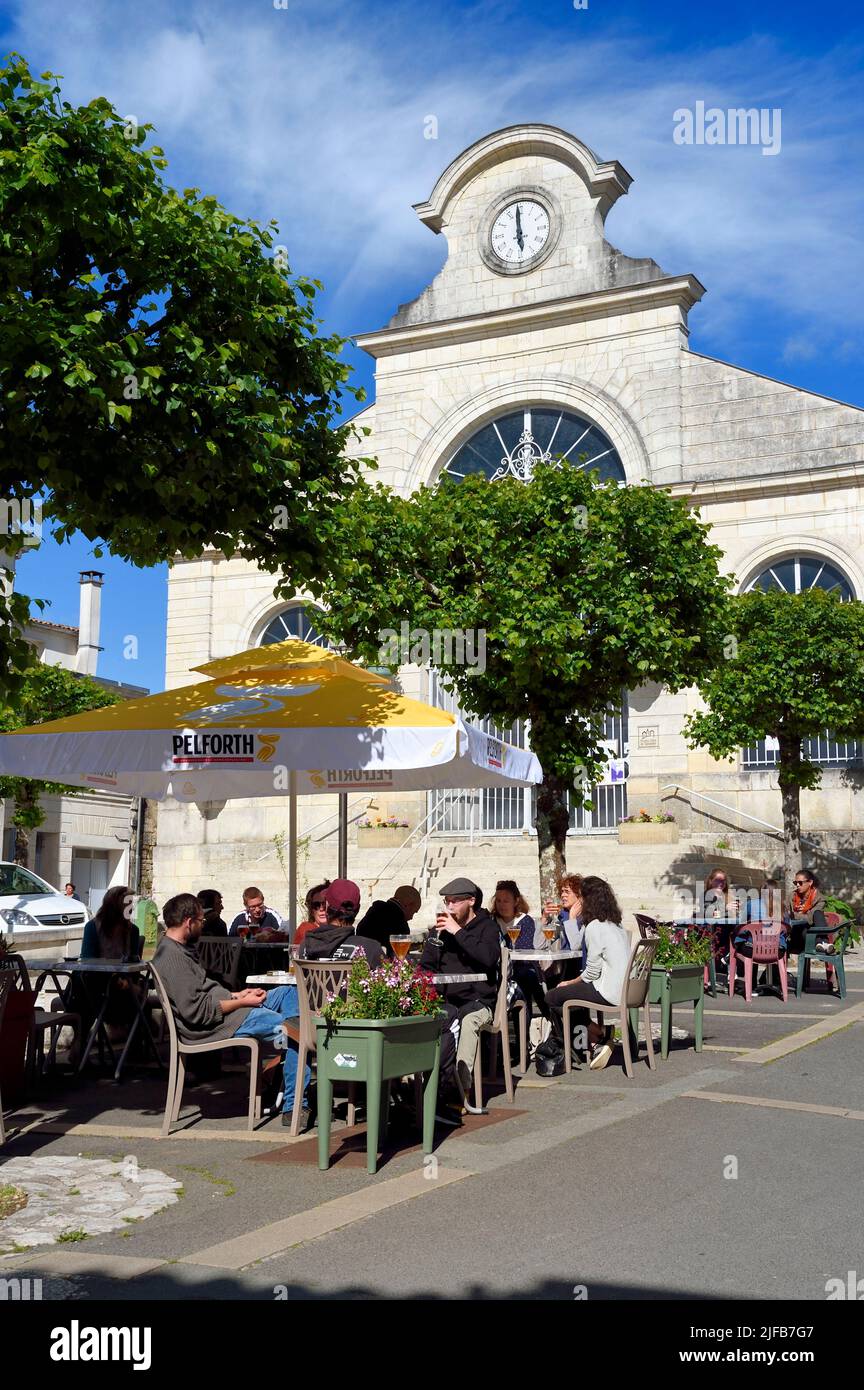 Frankreich, Charente-Maritime, Saintonge, Saint Savinien, markierte Steine und Wasserdörfer, Café-Terrasse vor den Hallen Stockfoto