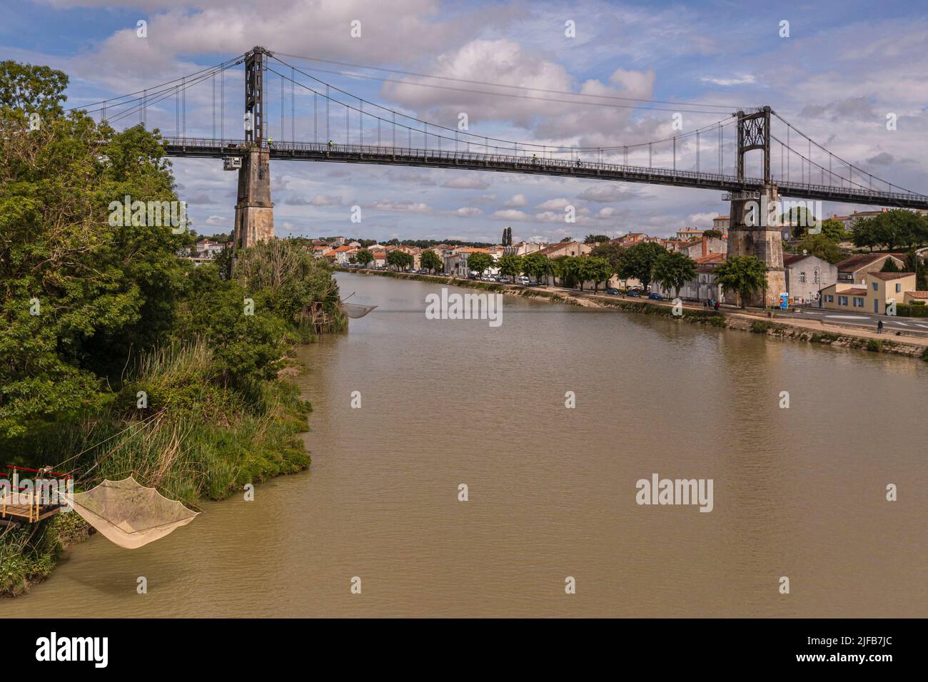 Frankreich, Charente-Maritime, Saintonge, Tonnay Charente, die 1842 erbaute Hängebrücke über den Fluss Charente (Luftaufnahme) Stockfoto