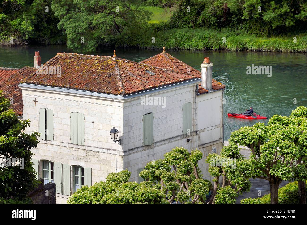 Frankreich, Charente-Maritime, Saintonge, Taillebourg, Dorfhaus am Ufer der Charente von den Schlossterrassen aus gesehen, Angelkajak Stockfoto