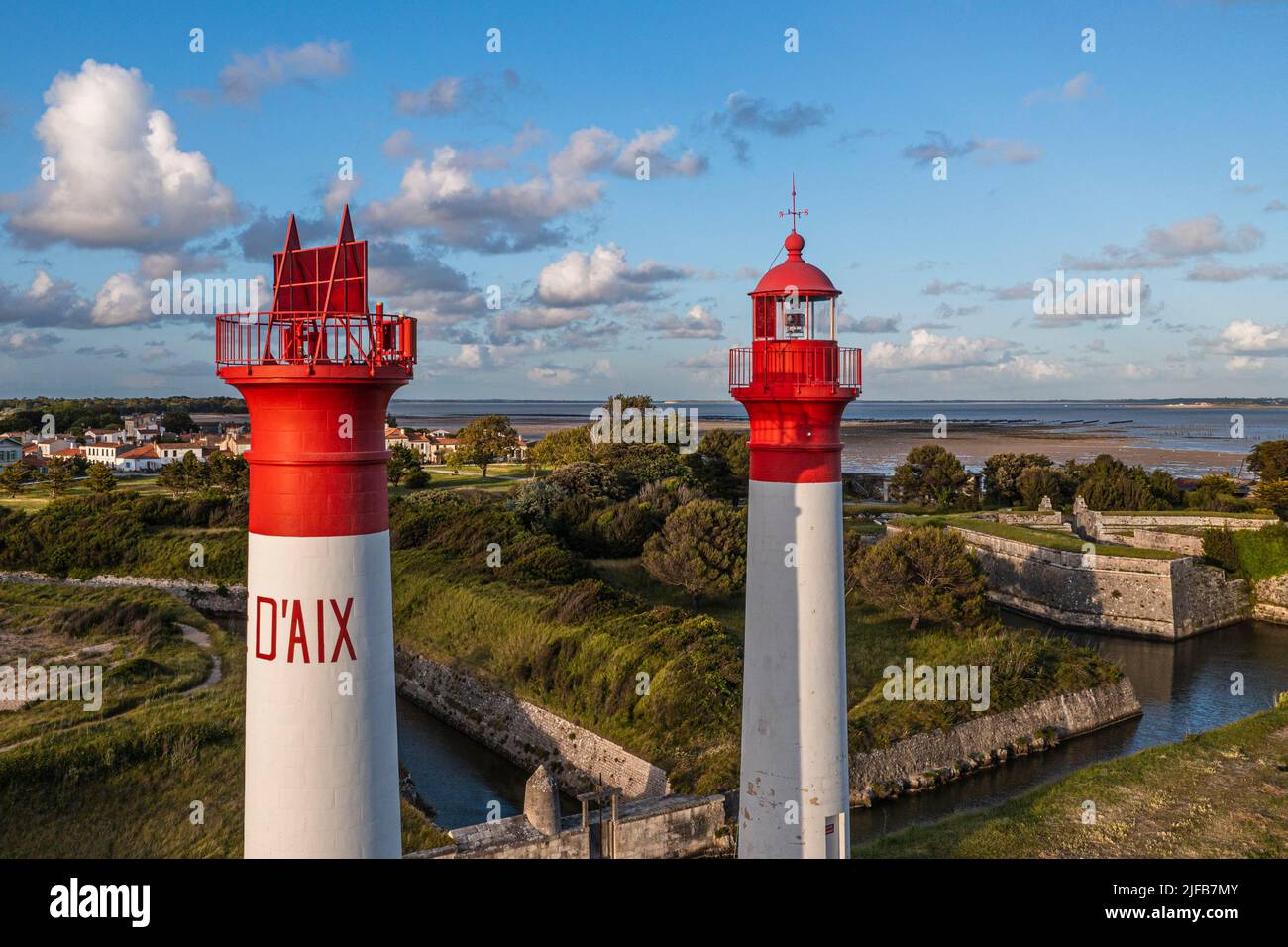 Frankreich, Charente-Maritime, Ile d'Aix (Insel Aix), Fort de la Rade, Leuchtturm der Insel mit zwei Türmen aus dem Jahr 1840 und Gräben der Befestigungsanlagen im Hintergrund (Luftaufnahme) Stockfoto