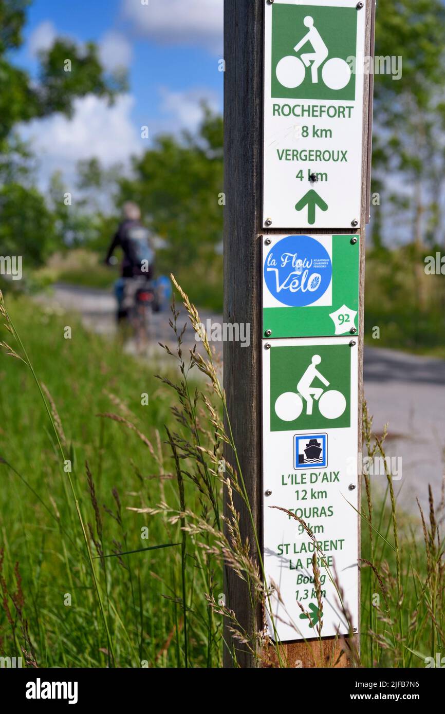 Frankreich, Charente-Maritime, Rochefort, Radfahrer auf der Radroute Flow Vélo in der Mündung der Charente in Richtung Vergeroux, Schild Stockfoto