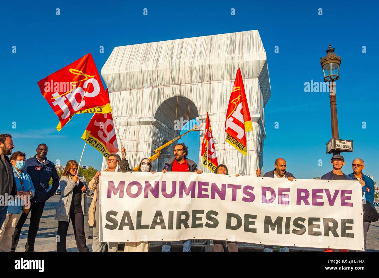 Frankreich, Paris, Place de l'Etoile, Triumphbogen eingewickelt von Jeanne-Claude und Christo, 18. September bis 3. Oktober 2021, Streik der CGT Stockfoto