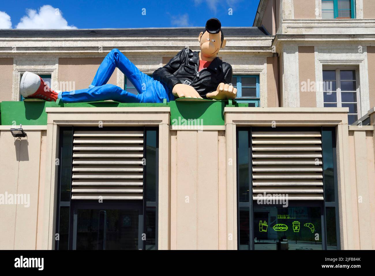 Frankreich, Charente, Angouleme, riesige Statue von Lucien die berühmte Comic-Figur von Frank Margerin am Bahnhof Stockfoto