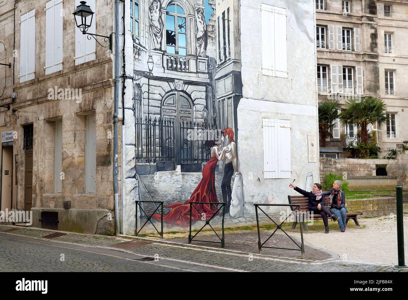 Frankreich, Charente, Angouleme, Saint-André-Platz im historischen Zentrum, Memoires du XXème Ciel, gemalte Wand nach einer Originalzeichnung von Yslaire, die 1999 von der Cité de la Création angefertigt wurde Stockfoto