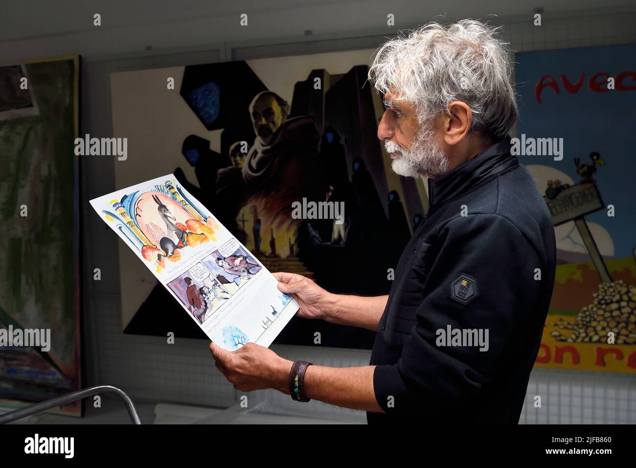 Frankreich, Charente, Angouleme, Cité internationale de la Bande dessinée et de l'image (CIBDI), der Karikaturist Edmond Baudoin betrachtet in den Reservaten des Comic-Museums eine Seite seines Comicstrips Donkey Skin von Ed Gallimard Stockfoto