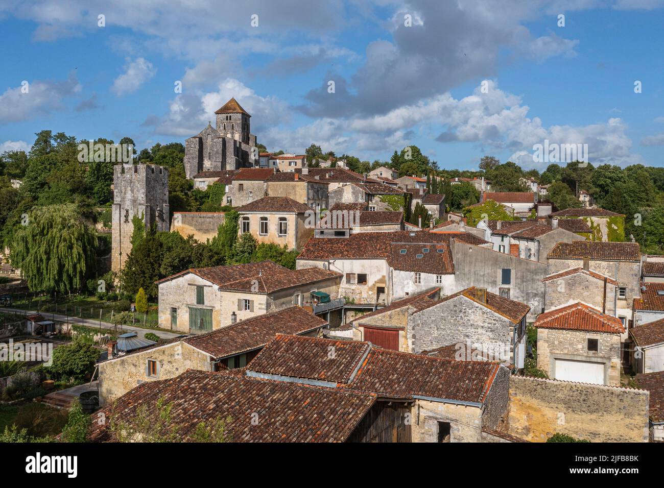 Frankreich, Charente-Maritime, Saint-Sauvant, der mittelalterliche Turm und die Kirche Saint Sylvain überblicken das Coran-Tal (Luftaufnahme) Stockfoto