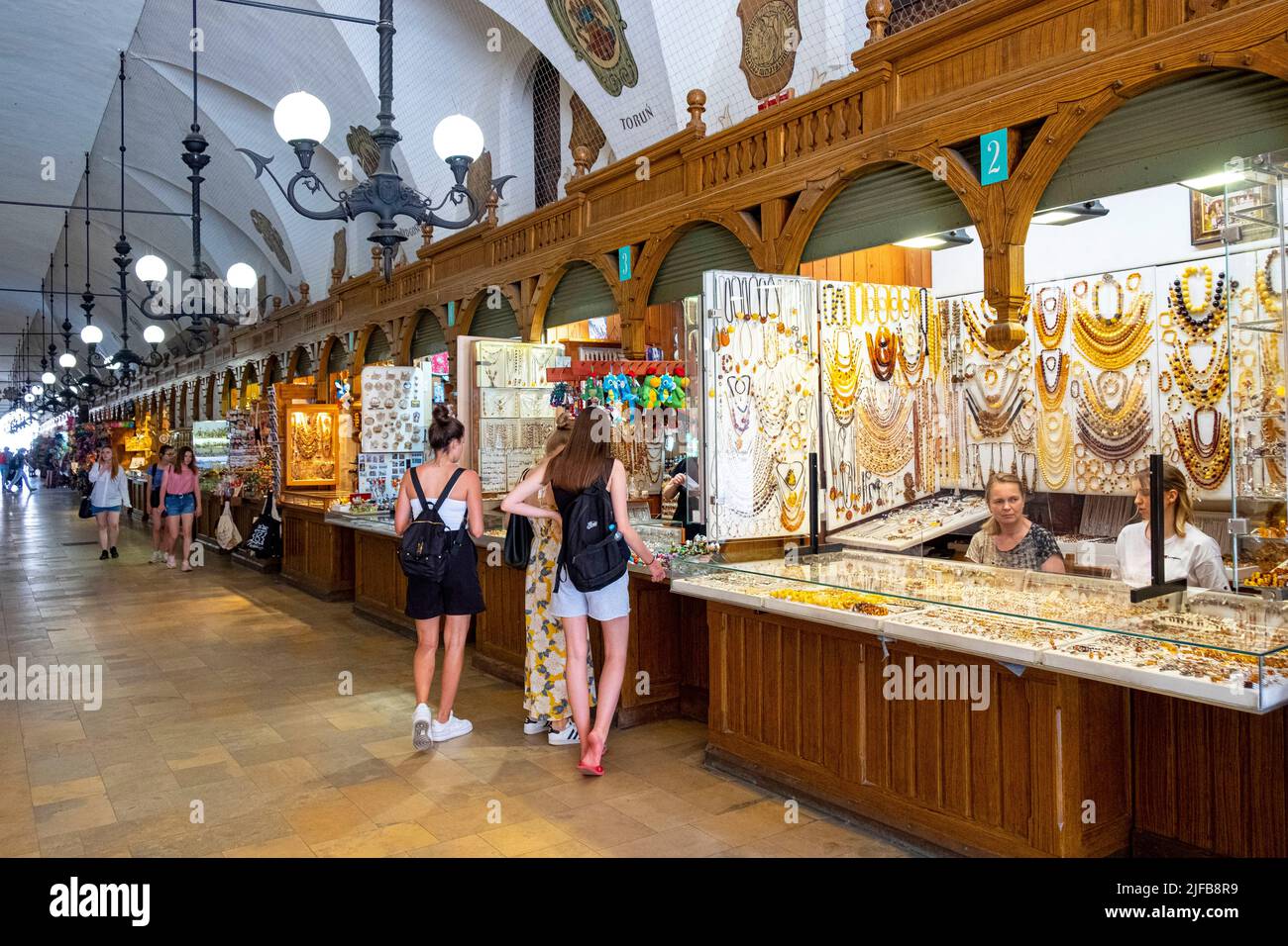 Polen, Kleinpolen, Krakau, Altstadt (Stare Mastro), von der UNESCO zum Weltkulturerbe erklärt, Marktplatz (Rynek Glowny) mit der alten Tuchhalle und Souvenirläden Stockfoto