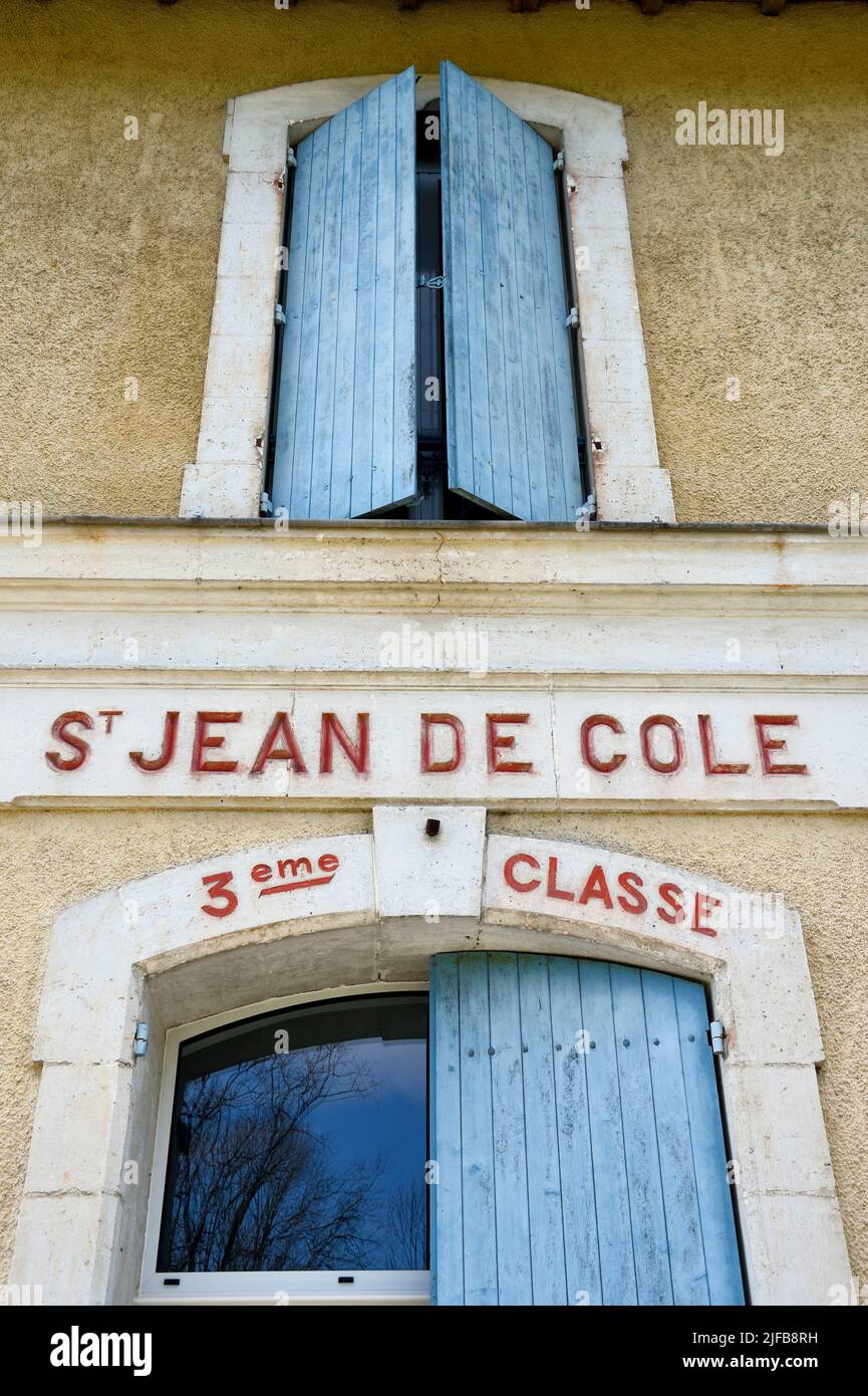 Frankreich, Dordogne, Périgord Vert, Saint Jean de Cole beschrifteten Les Plus Beaux Villages de France (die schönsten Dörfer Frankreichs), den alten Bahnhof auf der Route Flow Vélo, die der alten Eisenbahnlinie folgt Stockfoto