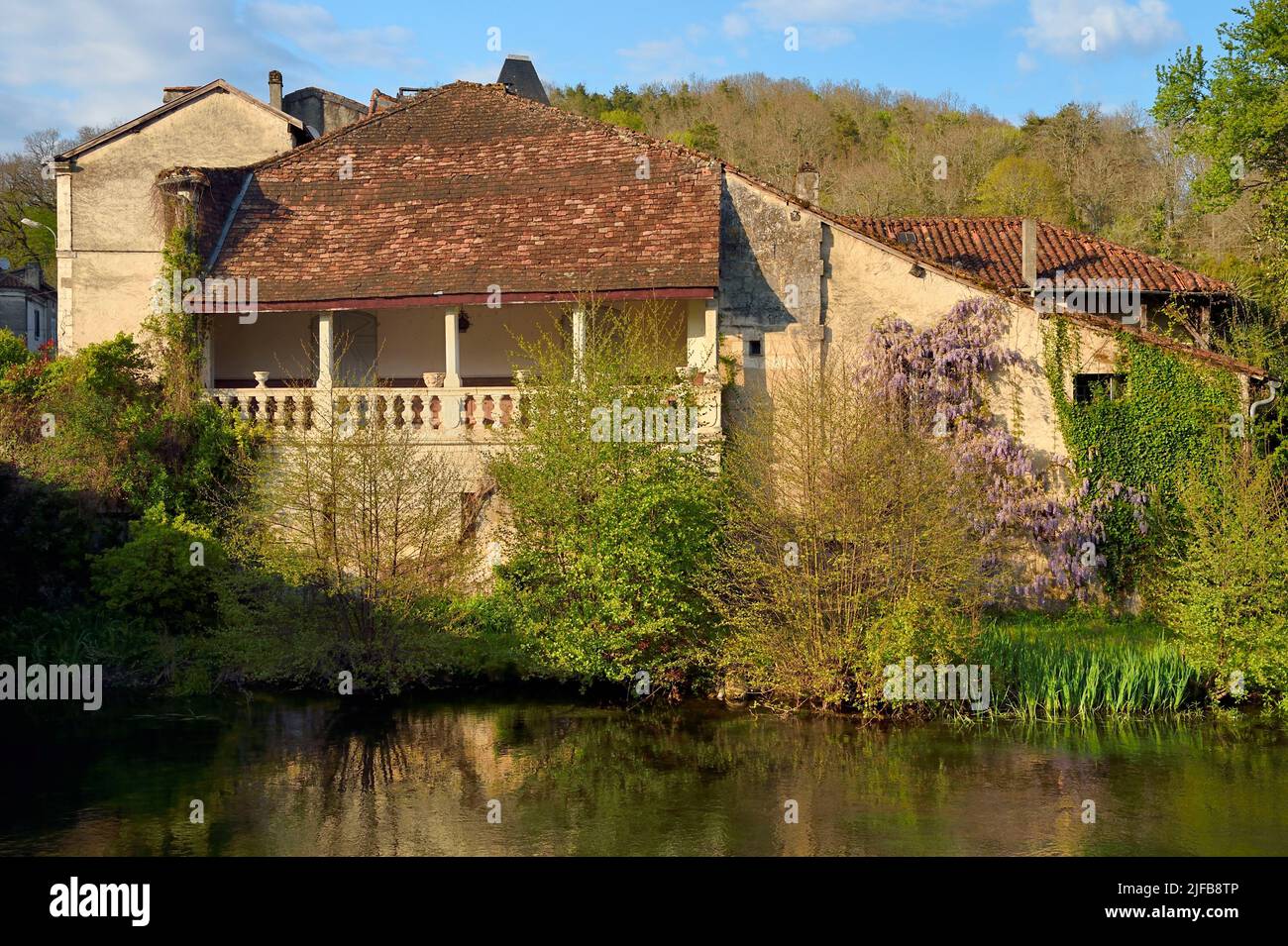 Frankreich, Dordogne, Brantome, Haus am Rande der Dronne Stockfoto