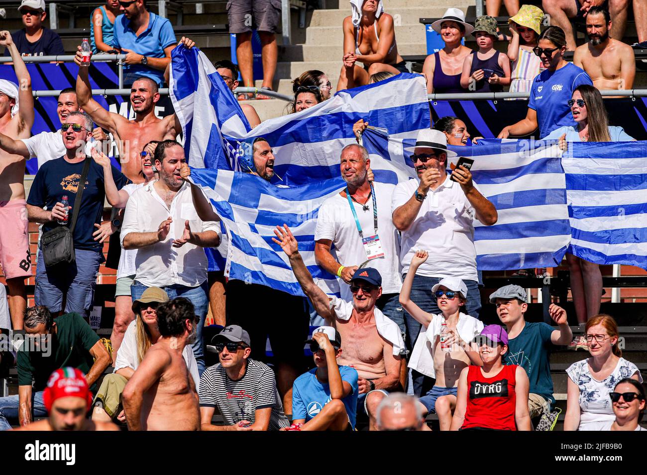 BUDAPEST, UNGARN - 1. JULI: Fans Griechenlands während der FINA World Championships Budapest 2022 Halbfinale zwischen Italien und Griechenland am 1. Juli 2022 in Budapest, Ungarn (Foto: Albert ten Hove/Orange Picts) Stockfoto